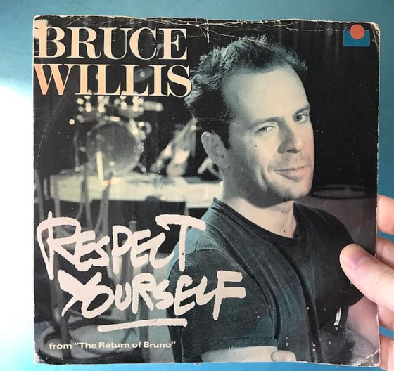 Una persona descubrió un vinilo de Bruce Willis Respect Yourself, una versión del clásico de The Staple Singers, de 1987