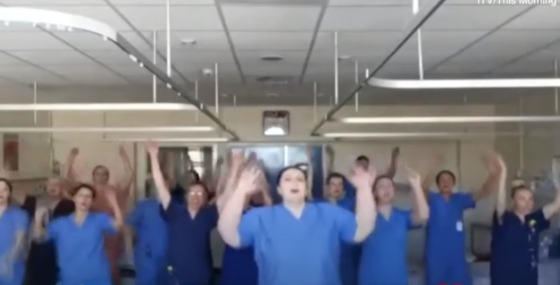 Enfermeras protagonizan emocionante video en honor a quienes han perdido la vida al enfrentar el coronavirus.