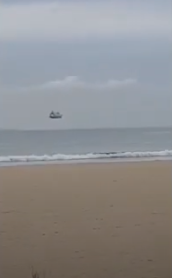 Video de un barco "flotando" se viralizó en Internet.
