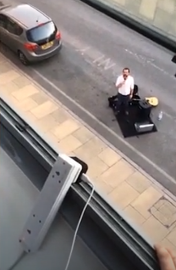 Hombre sorprende a su amigo con concierto para acompañarlo mientras se realiza su quimioterapia.
