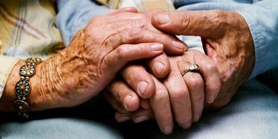 Un adulto mayor pidió ayuda a través del diario para obtener sus medicamentos.