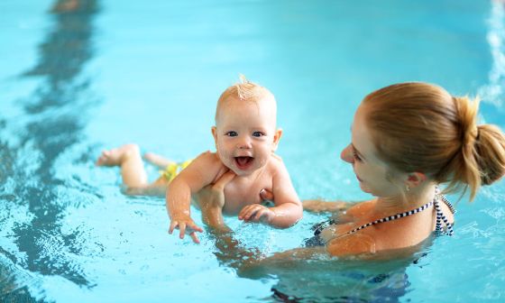 La matronatación se utiliza para estimular a los bebés y generar un vínculo especial con sus padres.