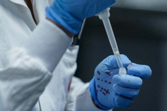 Médico da cuenta de cómo quedan sus manos luego de extensas horas de trabajo.