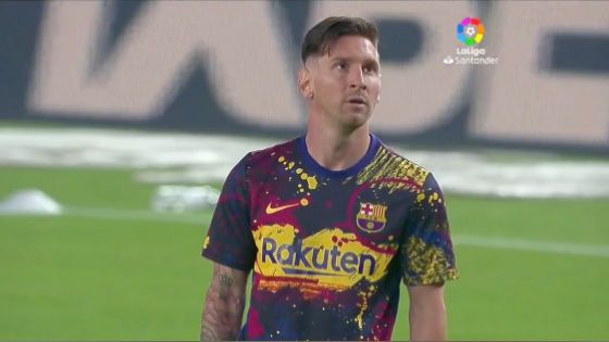 El futbolista estrenó nuevo corte de pelo que generó una ola de memes en redes sociales.