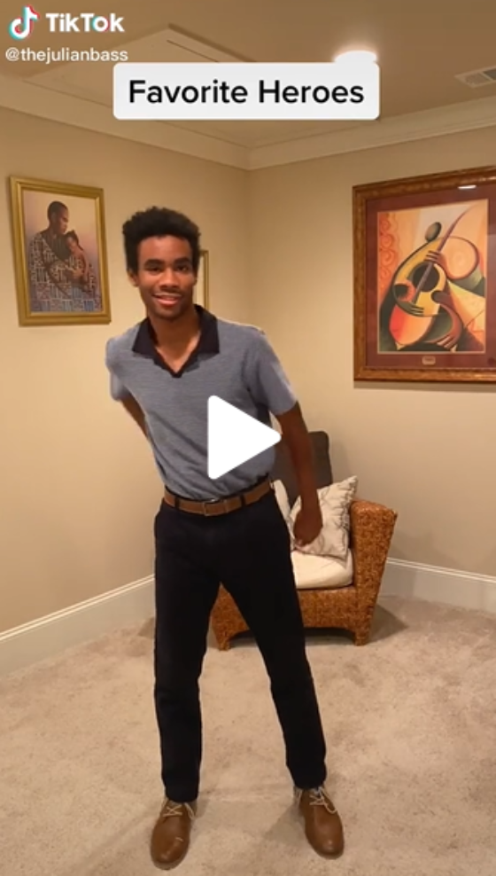 Joven sorprende a usuarios de Tik Tok con creativos videos.