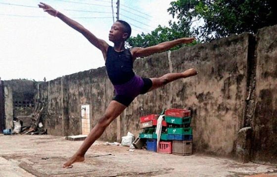 Niño recibe beca para estudiar ballet profesional.