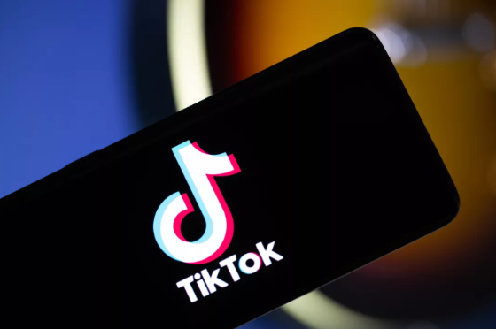 Estados Unidos anuncia que la red social TikTok debe ser vendida o terminará bloqueada.