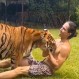 “Tarzán moderno” se roba todas las miradas en TikTok gracias a su increíble relación con animales salvajes