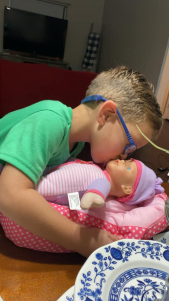 Un niño enterneció en Facebook con petición de regalo a sus padres.