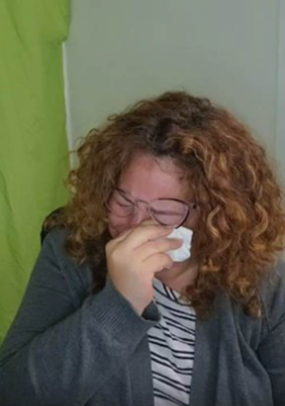 Profesora rompe en llanto al relatar que sus estudiantes no tienen interés por aprender.