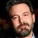 Fotografías de Ben Affleck luchando por no dejar caer una caja de donas y cafés es blanco de memes en Internet