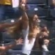 ¡Increíble! Una mujer atrapó una pelota con una mano mientras sostiene a su hijo en un partido de béisbol: Mira el momento