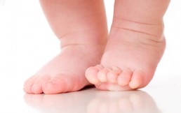 La importancia de aprender a caminar descalzos: ¿Cuánto ayuda a nuestros niños?
