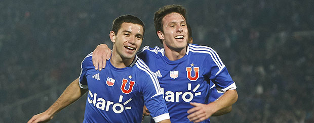 Eugenio Mena y Ángelo Henríquez celebran el 4-0 momentáneo de la U ante Deportivo Quito. Eugenio Mena y Ángelo Henríquez celebran el 4-0 momentáneo de la U ante Deportivo Quito.