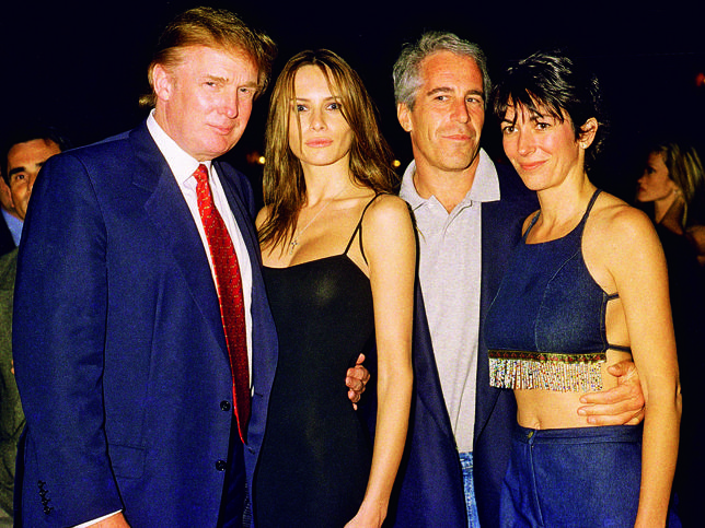 Jeffrey Epstein, de cabello cano, junto a su cómplice, amante y socia, Ghislaine Maxwell. Al lado de ambos aparece Donald Trump, actual presidente de los Estados Unidos, y su esposa.