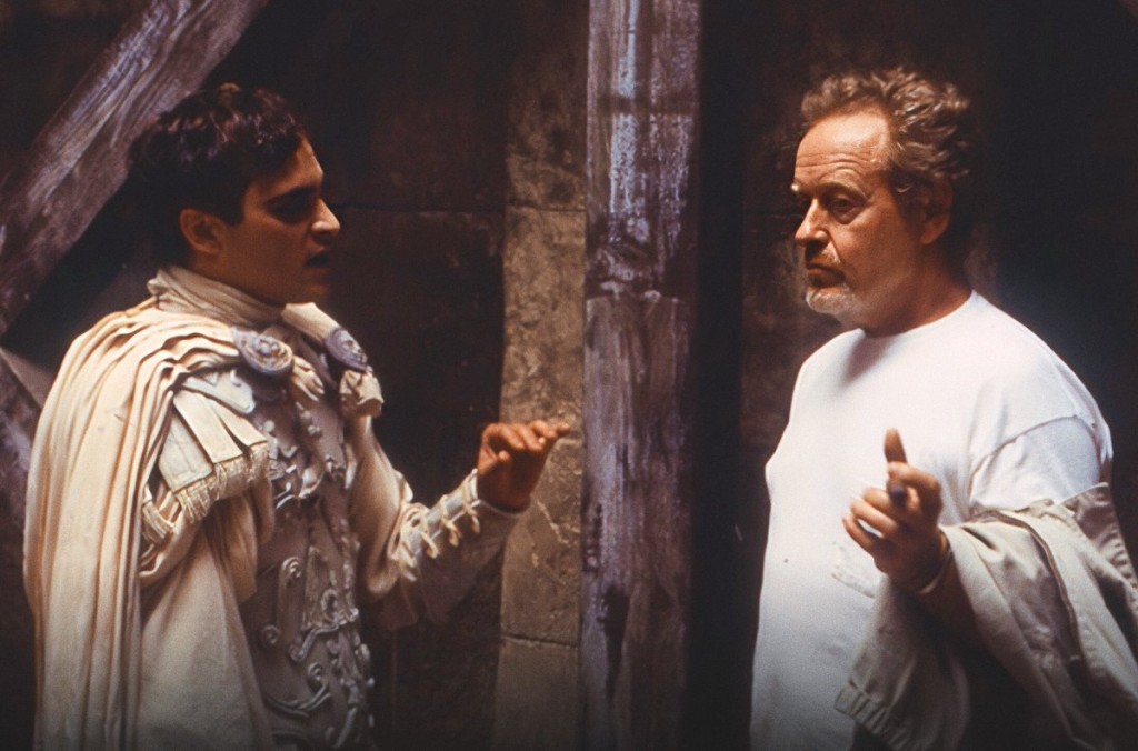El actor Joaquin Phoenix conversa con el director Ridley Scott antes de rodar una escena. Phoenix improvisó la famosa escena en que su personaje Cómodo le grita a su hermana Lucila la frase "¿no soy misericordioso?".