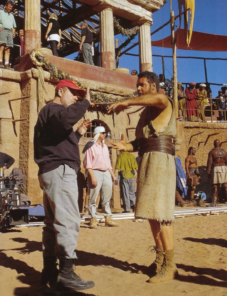 El actor Russell Crowe recibe instrucciones en el anfiteatro en el que Máximo, su personaje, libra sus primeros combates. Este recinto fue levantado con materiales y técnicas locales que sirvieron para recrear 30 mil ladrillos de adobe.