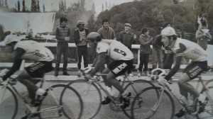 Ciclistas escapados del pelotón principal en la etapa Concepción-Los Ángeles, con el Salto del Laja de Fondo, en una de las Vueltas a Chile de los años 80'. De izquierda a derecha aparecen los ciclistas Julio Aguayo, Jaime Bretti y el curicano Carlos "Pájaro" Correa.