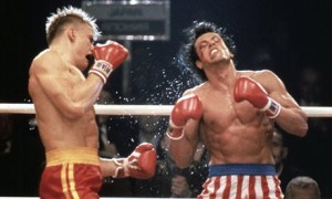 Rocky Balboa recibiendo los terribles golpes del boxeador ruso Ivan Drago en "Rocky IV".