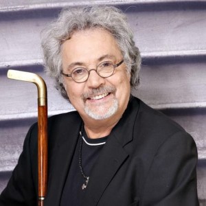 Patrick Hernández en la actualidad, con el característico bastón con el que solía aparecer en sus videoclips y presentaciones en vivo a comienzos de los años 80'.