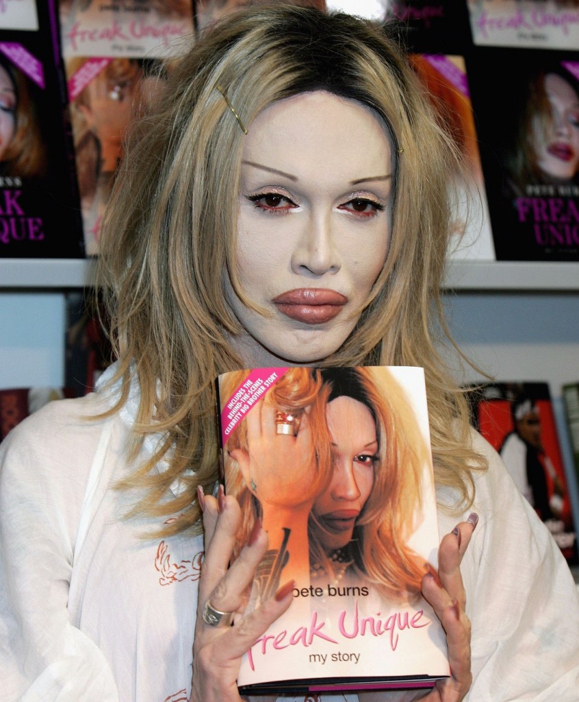 Pete Burns fotografiado el año 2006, durante el lanzamiento de su autobiografía titulada "Freak Unique".