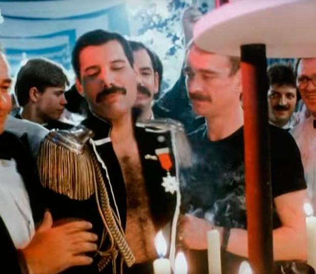 Freddie Mercury y Paul Prenter durante una fiesta de cumpleaños del cantante.
