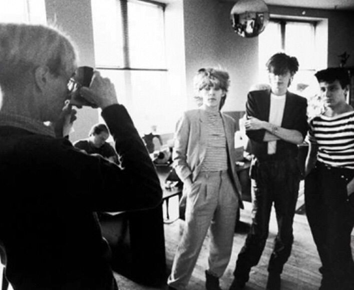Andy Warhol fotografiando a tres de los integrantes de Duran Duran en 1981.