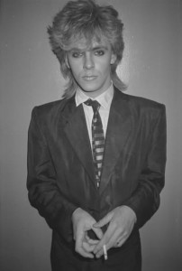 El tecladista de Duran Duran, Nick Rhodes, fotografiado por Andy Warhol en un club nocturno de Nueva York en 1984.