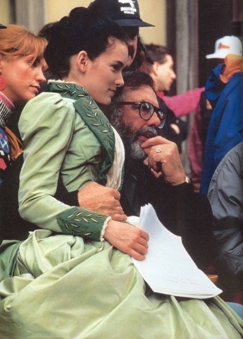 La actriz Winona Ryder, durante una pausa del rodaje de "Drácula", sentada en las piernas del director Francis Ford Coppola.