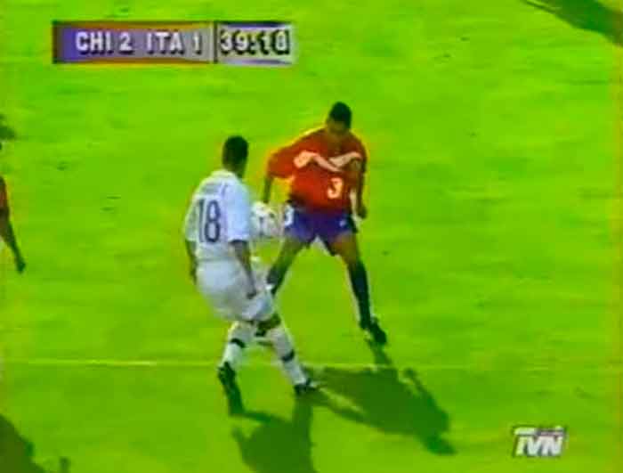 La imagen del polémico penal cobrado por el árbitro Lucien Bouchardeau.