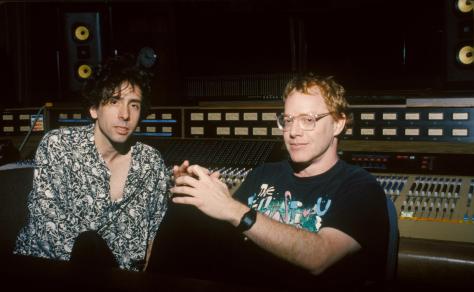 El director Tim Burton y el compositor y músico Danny Elfman.