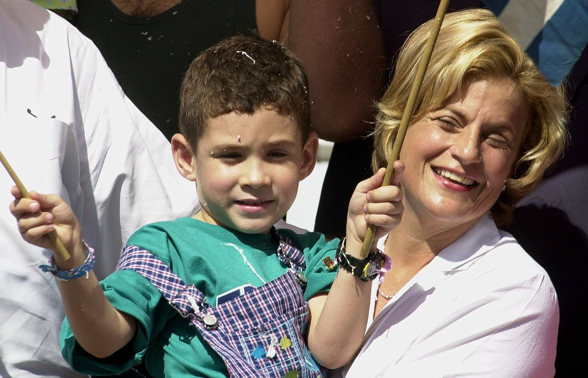 Elián González en los brazos de una congresista de Estados Unidos.