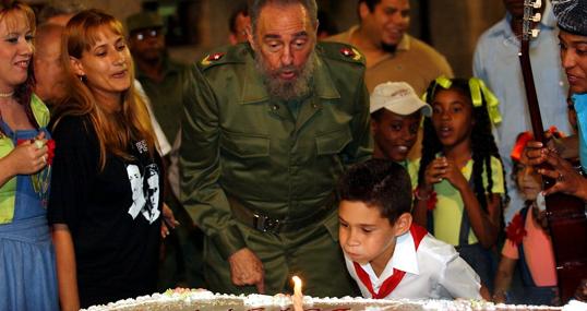 Fidel Castro participando en el cumpleaños N° 7 del "balserito" Elián González.