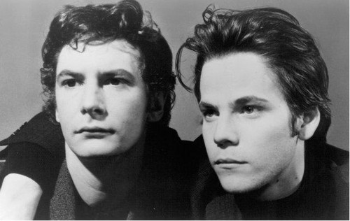 Los actores Ian Hart y Stephen Dorff, que encarnaban a John Lennon y Stuart Sutcliffe, respectivamente.