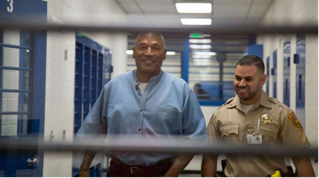 O.J. Simpson saliendo de prisión el año 2017, después de pasar nueve años tras las rejas después de ser encontrado culpable de 12 cargos criminales, entre ellos secuestro y robo a mano armada.