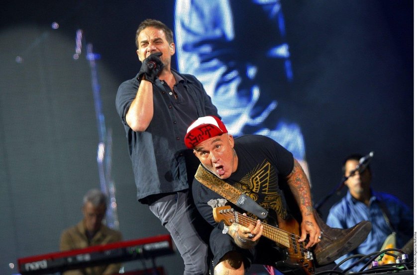 Flavio Cianciarulo, bajista de Los Fabulosos Cadillacs, junto a Vicentico, cantante de esa banda argentina.