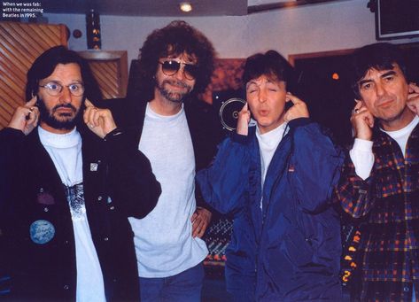 El productor Jeff Lynne, junto a los Beatles en 1994.