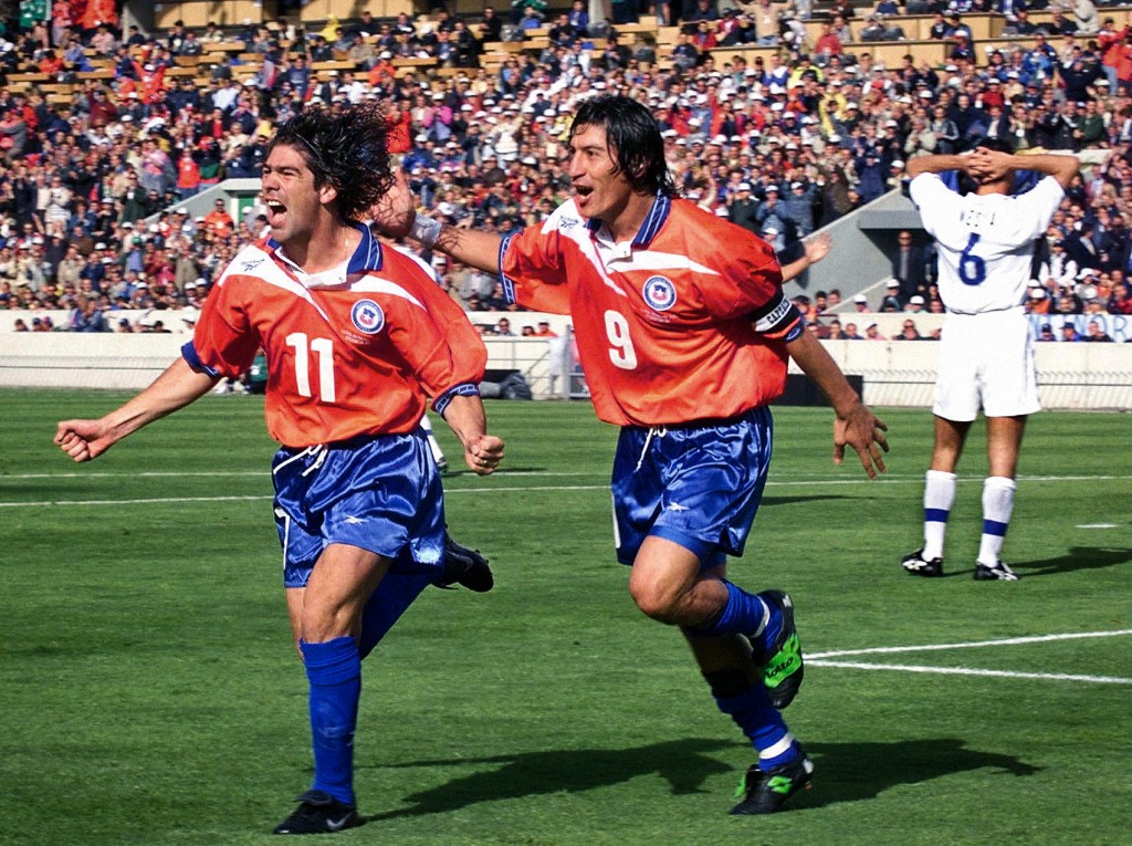 Marcelo Salas celebrando su segundo gol a Italia, seguido de Iván Zamorano, en el partido debut de la Roja en el Mundial de Francia 1998.