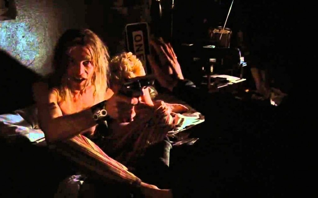 El actor Michael Massee interprendo a Fun Boy en la película "El Cuervo" (1994).