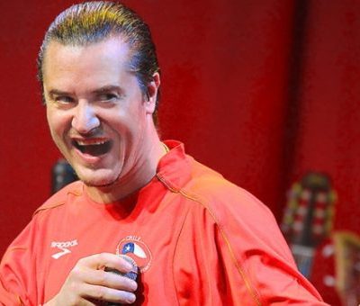 Mike Patton usando la camiseta de la selección chilena de fútbol, durante su presentación en el Teatro Caupolicán el año 2013.