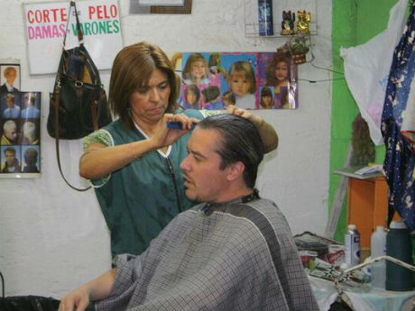 Mike Patton cortándose el pelo en el concurrido Persa Biobío.