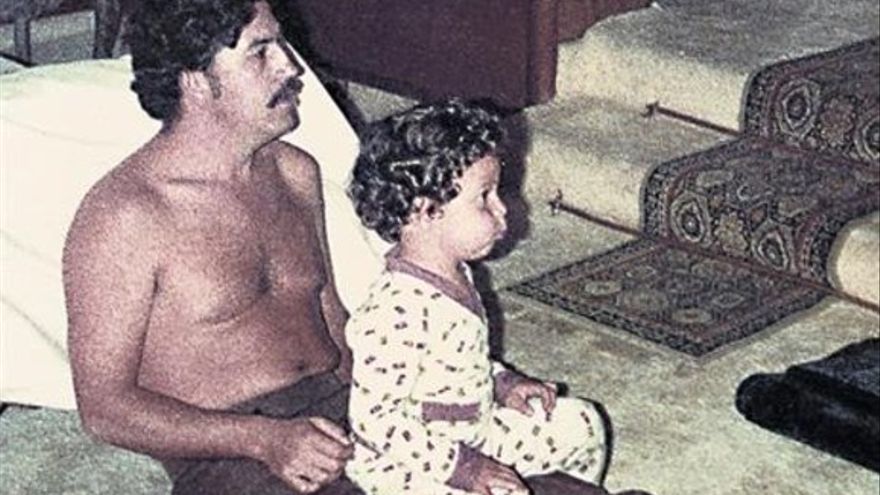 Pablo Escobar Gaviria junto a su hijo Juan Pablo.