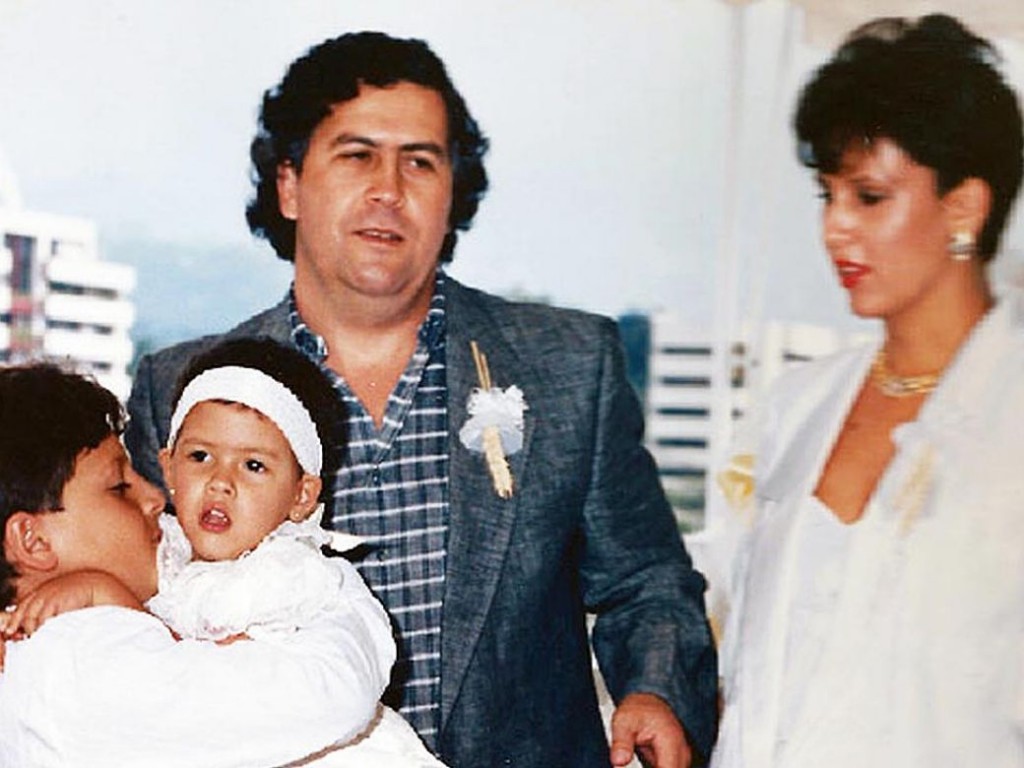 Pablo Escobar Gaviria junto a su esposa y sus dos hijos.