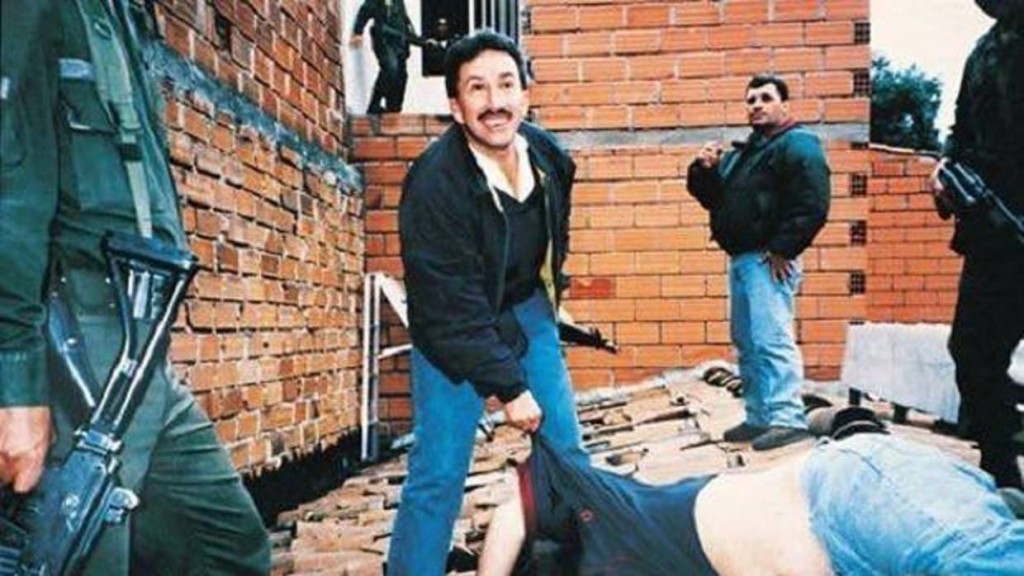 El mayor Hugo Aguilar, conocido por comandar el operativo que dio de baja al jefe del Cartel de Medellín, Pablo Escobar Gaviria, en 1993, posa junto al cadáver del mítico narcotraficante colombiano.