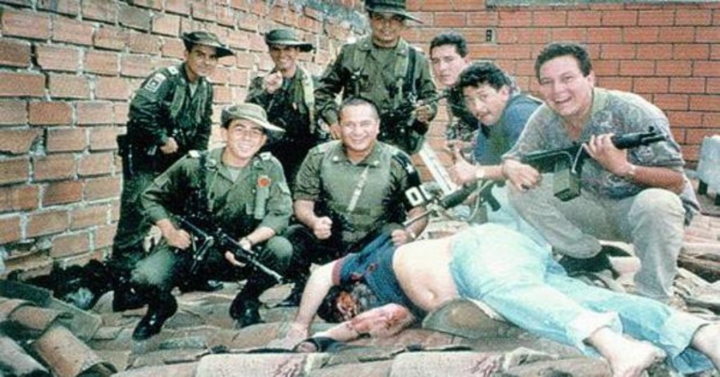 Policías colombianos del Bloque de Búsqueda posan junto al cadáver de Pablo Escobar Gaviria el 2 de diciembre de 1993.