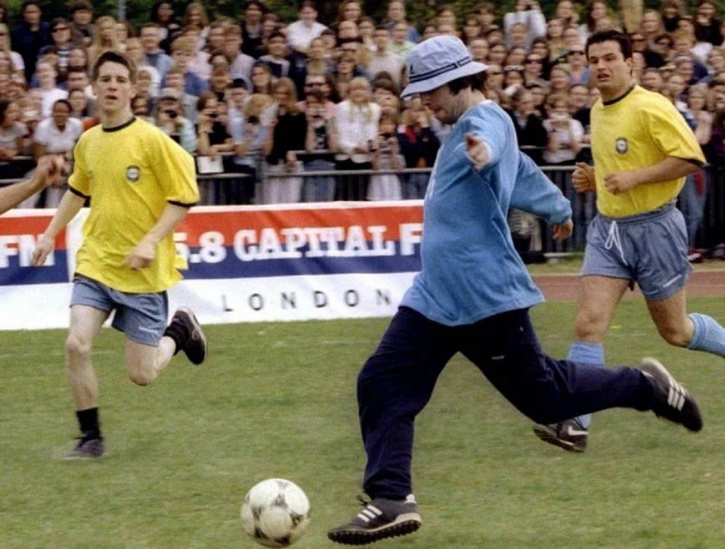 Liam Gallagher, cantante de Oasis, encabezando un ataque de su equipo.