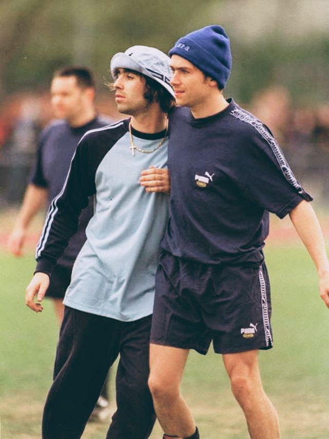 liam-gallagher-damon-albarn-football-5