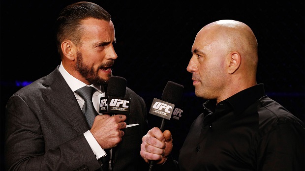 CM Punk confirmando su firma en la UFC.