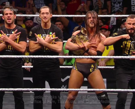 Undisputed Era celebrando el triunfo de Adam Cole.