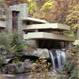 La increíble y polémica casa construida sobre una cascada: Es considerada la “más bella del mundo”